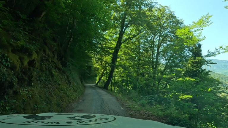 Smalle weg naar Kuca Rajo Radovic kamp op de route van Black Lake naar Lake Shkodër.