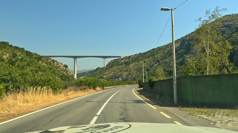 E80 door de bergen met zicht op de Moracica Bridge tijdens deze route door Montenegro en Albanië.