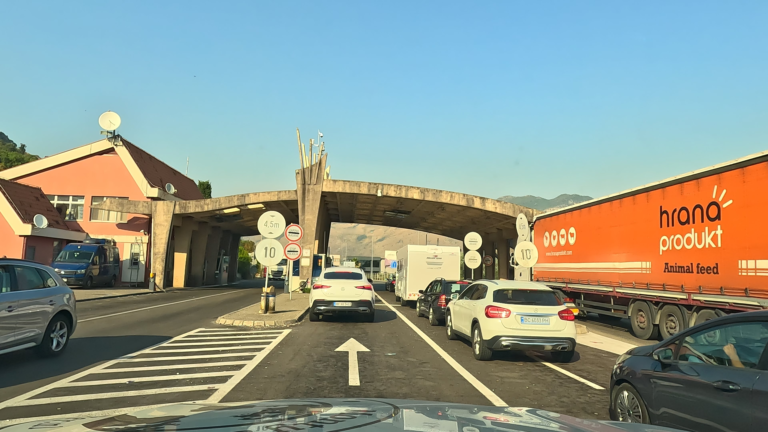 Laatste meters naar de politiepost voor de grens met Albanië op deze route door Montenegro en Laatste meters naar de politiepost op deze route door Montenegro en Albanië.