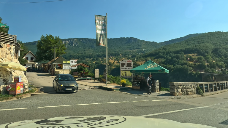 Hotel en stalletjes bij Tara Canyon Bridge tijdens deze reis van Montenegro naar Albanië.