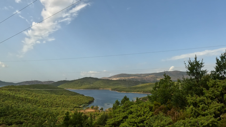 Lake Komani gezien vanaf een hoog uitkijkpunt tussen de bergen.