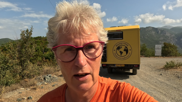 Selfie met Monty bij Kilic Fish Farm langs de SH25 in Noord-Albanië.