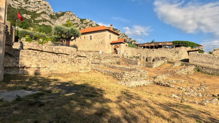 Overblijfselen van stenen muren op de kasteelgronden van Krujë in Albanië.
