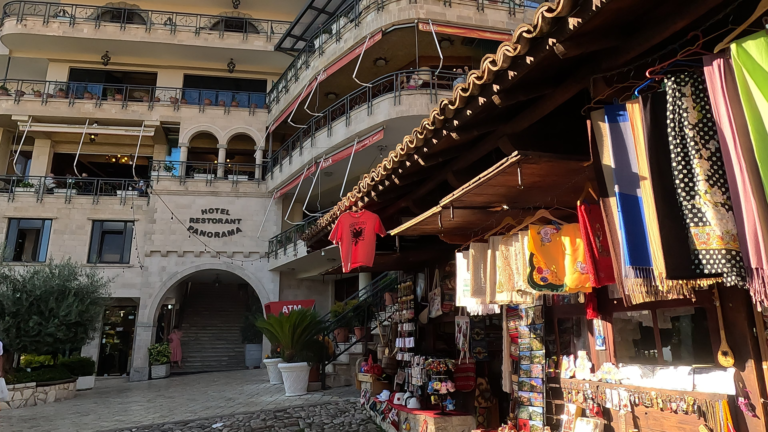 Hotel/ Restaurant Panorama en souvenirwinkel in Krujë, Albanië.