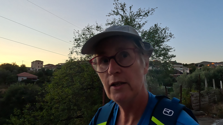 Selfie tijdens het teruglopen naar Krujë Vista Camping in de schemering.