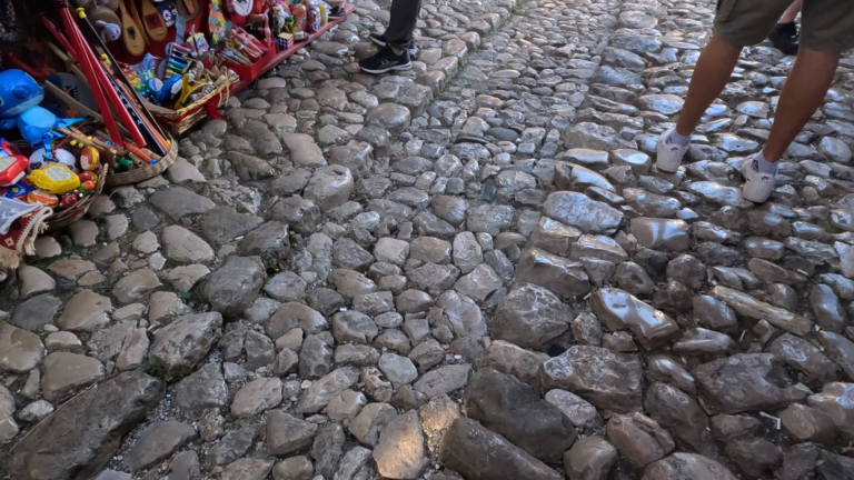Close-up van de straat bestaand met keien en waterafvoer in de Oude Bazaar van Krujë, Albanië.