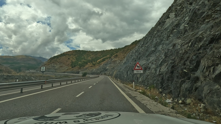 Snelweg A1 door bergachtig landschap.