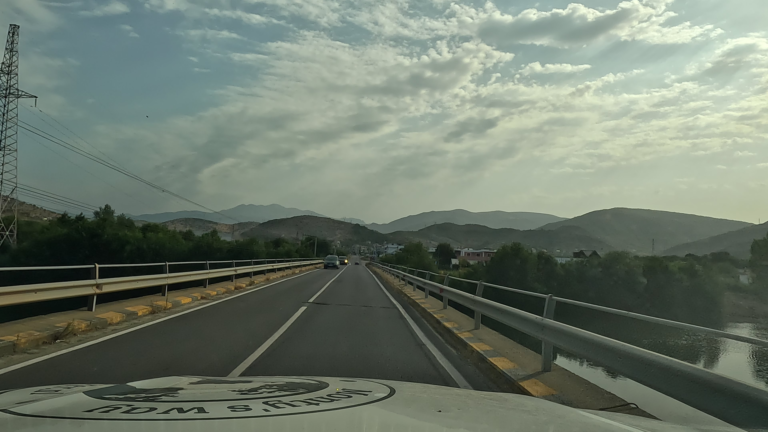 Brug over een rivier op de route van Lake Shkodra Resort naar Komani.