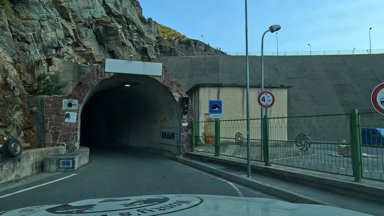 Weg door de tunnel die toegang geeft tot de ferrykade van Komani.