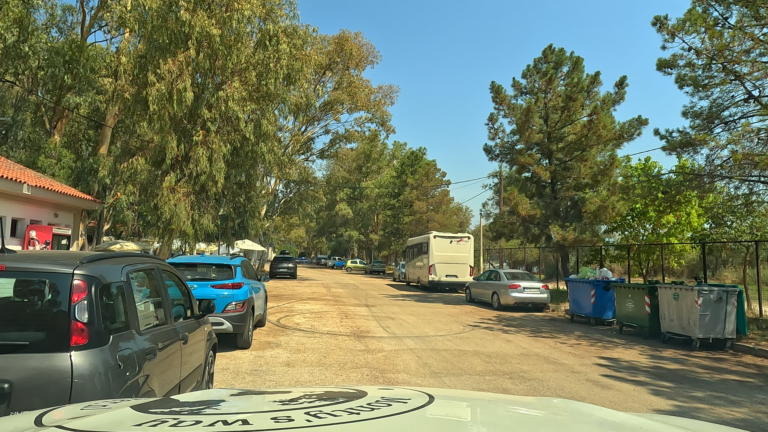 Monty verlaat Camping Drepano Igoumenitsa over een grindweg op weg naar de ferry.