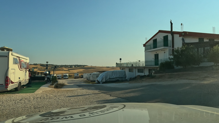 De route van Matera naar Laceno begint bij P4N Area Camper Kartodromo Matera, met campers en geel verkleurde tarwevelden op de achtergrond.