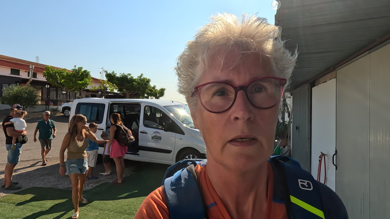 Selfie tijdens een bezoek aan Matera bij Area Camper Kartodromo met het bestelbusje achter me