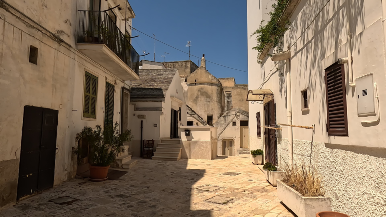 De route van Brindisi naar Matera gaat langs Noci waar de gnostre tussen de witte huizen van het historische centrum zichtbaar zijn