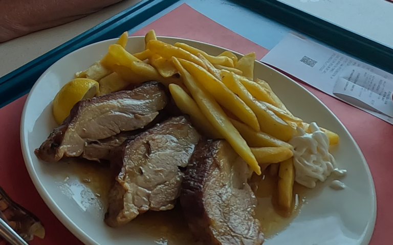 Lunch met buikspek en frietjes op de ferry van Igoumenitsa naar Brindisi.