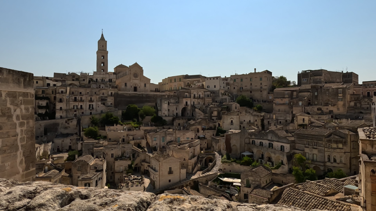 Vanaf een hoog punt kijk ik naar de Sassi met de Cattedrale di Matera links in beeld