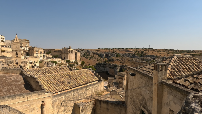 Tijdens mijn bezoek aan Matera zijn de Sassi, de kloof en Chiesa di San Pietro Caveoso zichtbaar