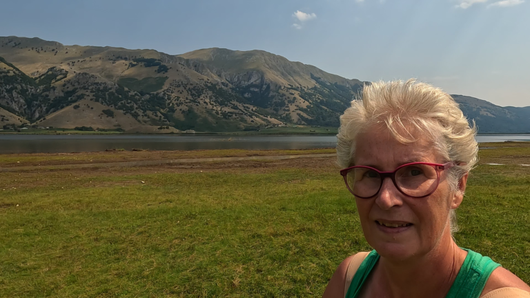Selfie bij het bergmeer: met het meer en het Apennijnengebergte op de achtergrond