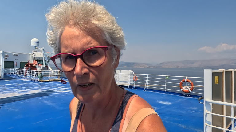 Ik ben op het buitendek van de ferry van Igoumenitsa naar Brindisi tijdens de overtocht van Griekenland naar Italië.