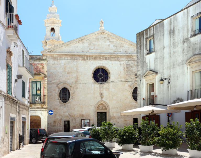 Chiesa Madre di Santa Maria della Natività in Noci met stenen gevel en klokkentoren