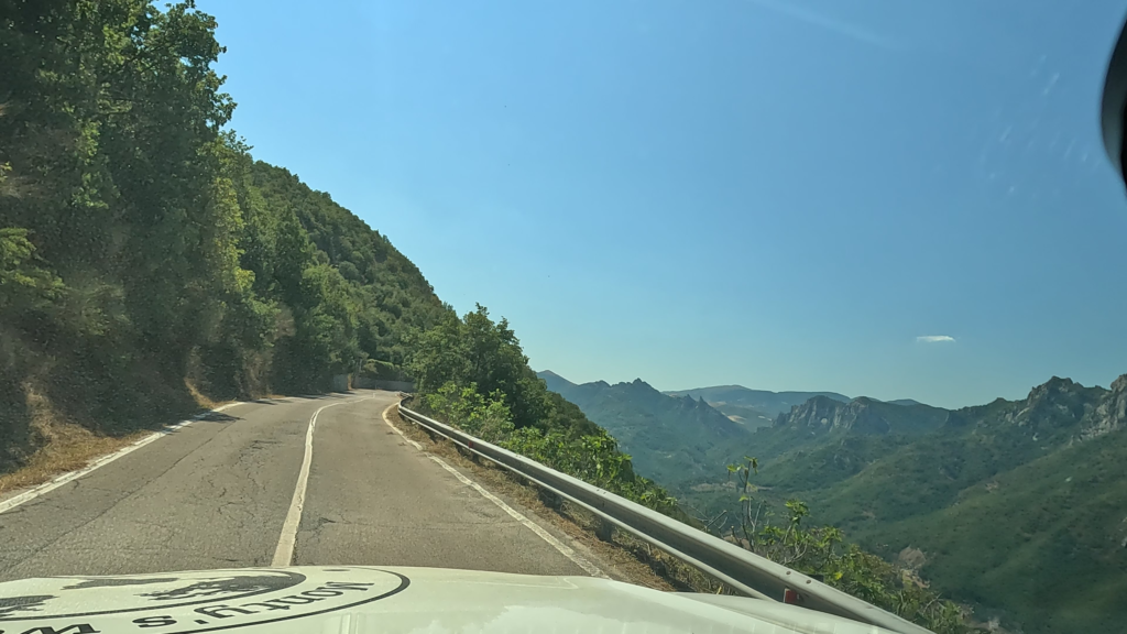 De route van Matera naar Laceno kijkt vanuit de SP 13 uit op de scherpe rotspieken van de Dolomiti Lucane