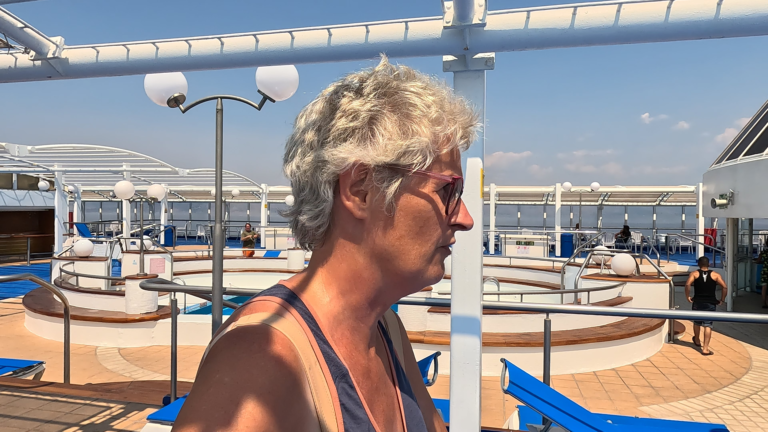 Ik loop langs het zwembad aan boord van de veerboot van Griekenland naar Italië.