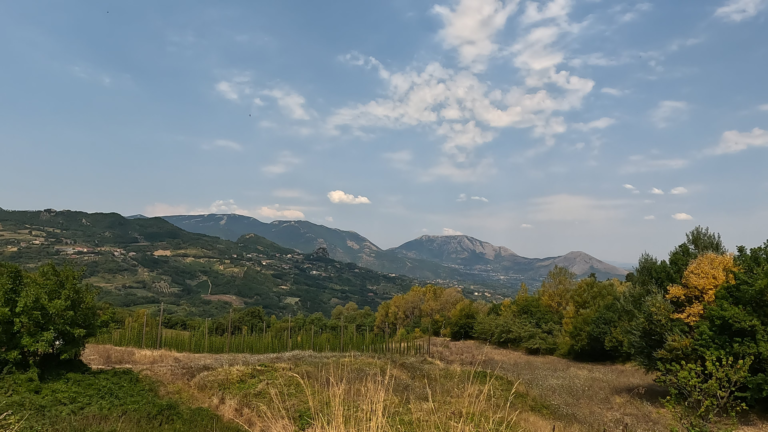 Tijdens een mooie route door Campania is er uitzicht over de Valle Caudina vanaf de Chiesa di Maria Santissima del Monte Carmelo in Montesarchio