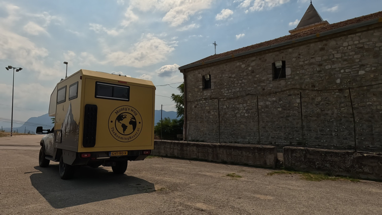 Monty naast de Chiesa di Maria Santissima del Monte Carmelo in Montesarchio