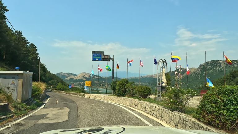 Een mooie route door Campania voert langs Parco di Letino, met het standbeeld van San Giovanni Battista op een verhoging.