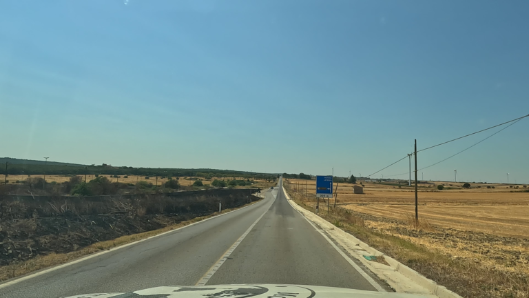 Tijdens de rit richting Matera valt mij op hoe het landschap overgaat van olijfbomen naar uitgestrekte akkerbouw