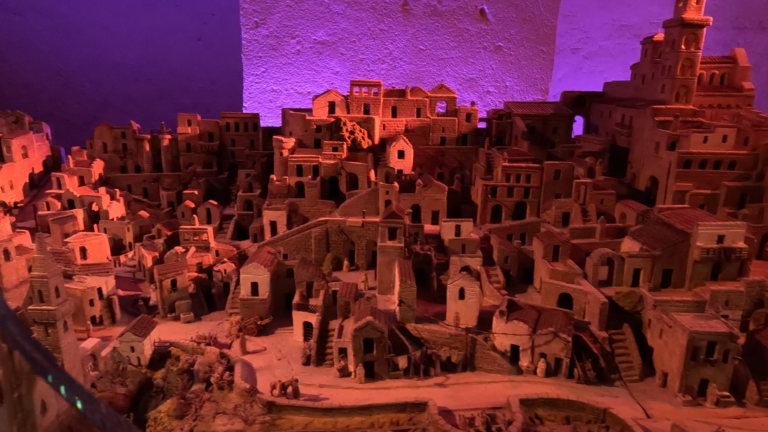 Een uitsnede van de Sassi in Miniatura toont van dichtbij de vele smalle straatjes en trappen en het hoogteverschil