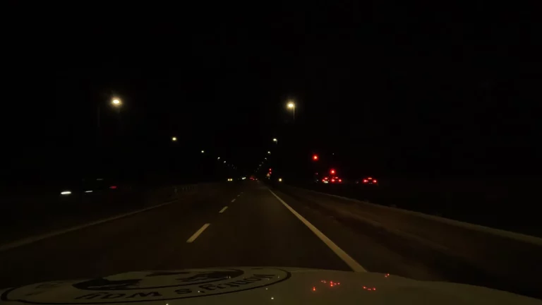 Monty rijdt in het donker over de snelweg na de overtocht van Griekenland naar Italië.