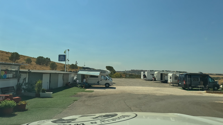 De route van Brindisi naar Matera eindigt wanneer ik aankom bij P4N Area Camper Kartodromo Matera met Monty op de parking