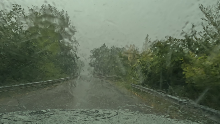 Rijdend op de SP 76 net voor Cusano Mutri, terwijl stevige regen en hagel op de voorruit valt.