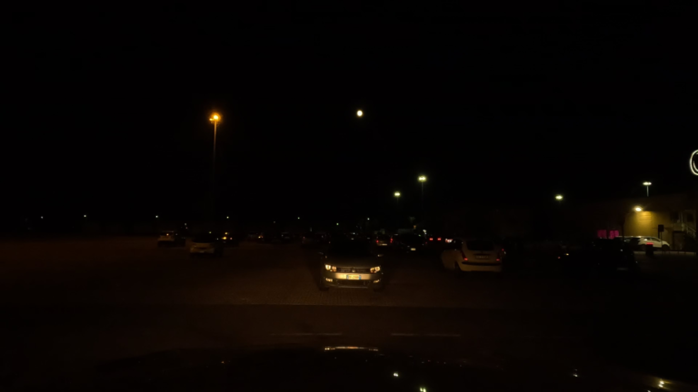 Parkeerplaats aan Strada Statale 7 in Brindisi na de overtocht van Griekenland naar Italië.