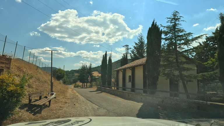 Deze etappe eindigt bij P4N Castelmezzano - unnamed road met uitzicht op een kleine kapel en de bergen