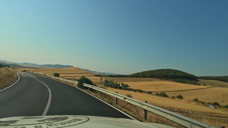 De rit richting Castelmezzano gaat verder over nieuw asfalt langs de geel verkleurde heuvels rond Matera.