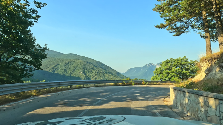 De mooie route loopt over de SP368 met vergezichten op beboste bergen en kale rotsen