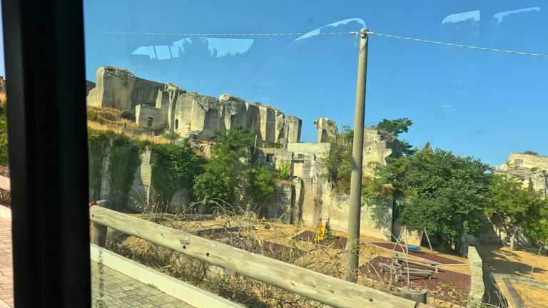 Tijdens een bezoek aan Matera zijn langs de route overblijfselen van de verlaten tufsteengroeve La Palomba zichtbaar