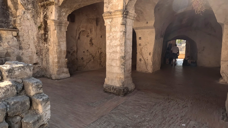 Ik loop langs de oude gewelven en steunpilaren van Palombaro Lungo, Matera