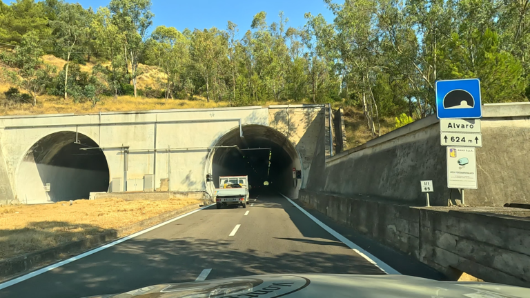 De route van Matera naar Laceno nadert de tunnel Alvaro 624 m op de SS407 bij Basentana.