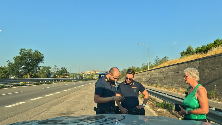 Tijdens de rit richting Laceno controleren twee Carabinieri de papieren van Monty langs de SS407.