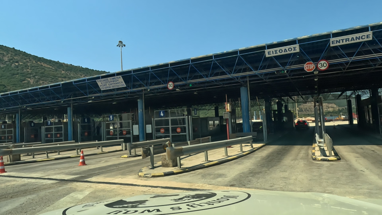 Douanegebouw met controlehokjes en ingang van de haven om van Griekenland naar Italië te gaan.