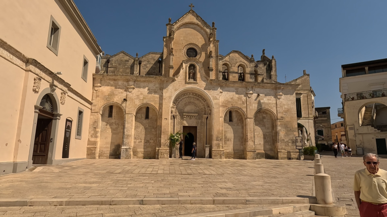 Tijdens mijn bezoek aan Matera kijk ik vanaf DE Palombaro Lungo naar de voorgevel van de Chiesa di San Giovanni Battista