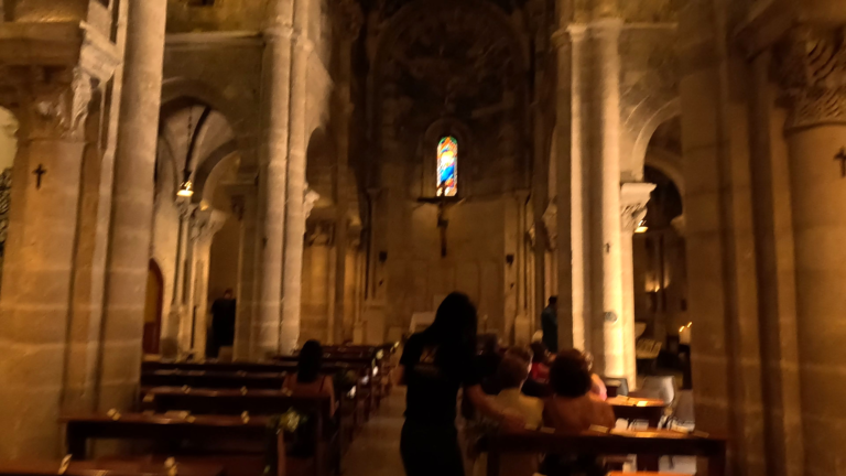 Ik kijk vanaf de ingang van de Chiesa di San Giovanni Battista richting het altaar