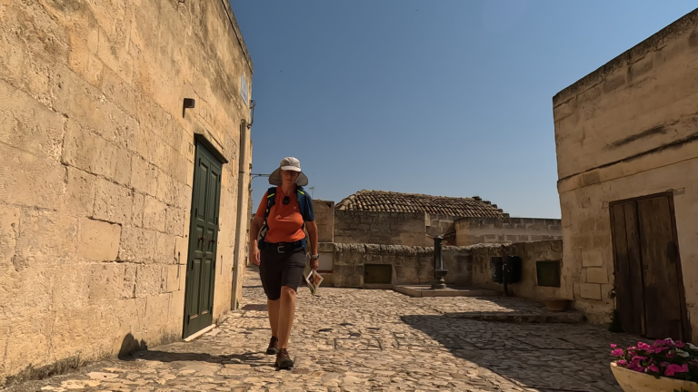 Ik loop in de Sassi di Matera langs gebouwen die zichtbaar uit tufsteenblokken zijn opgebouwd