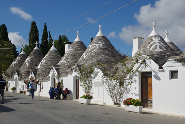 Traditionele trullo in Alberobello met ronde stenen muren en kegelvormig dak