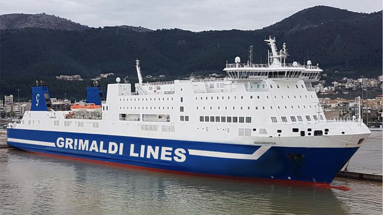 Een Grimaldi Lines veerboot ligt in de haven van Igoumenitsa voor de reis van Griekenland naar Italië.